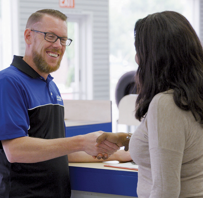 Services Image Expert With Customer Section 5 708X691 2 (1)